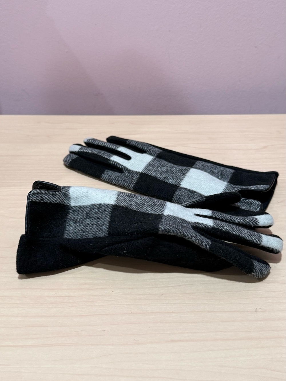 London Fog Black & White Buffalo Plaid Women's Gloves